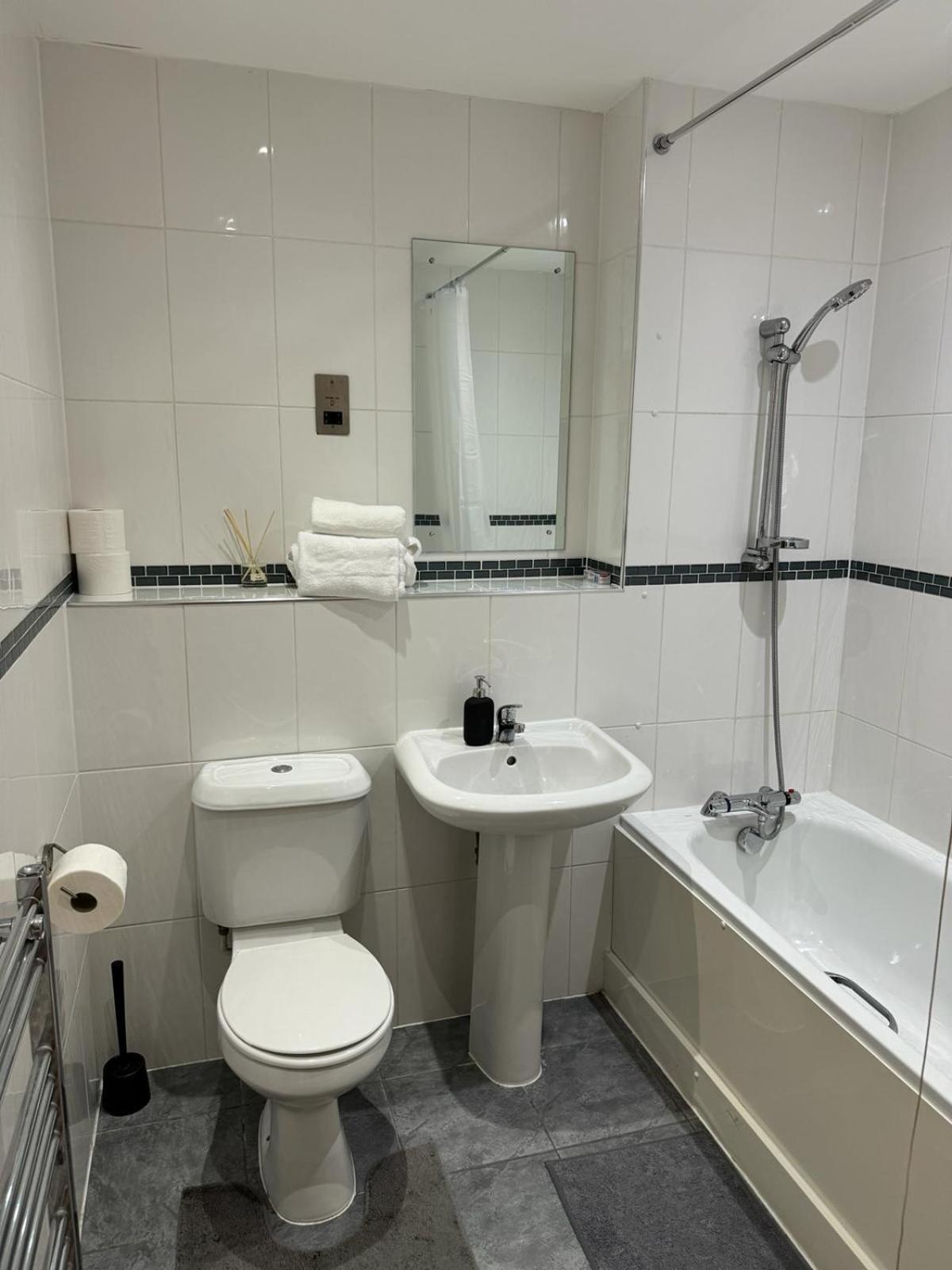 Spacious 2 Bedrooms Apartment In Stratford 런던 외부 사진